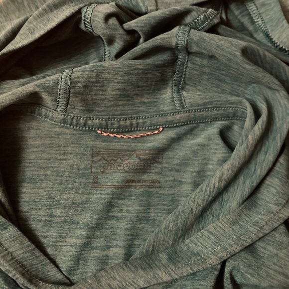 W's Patagonia Teal Sun Shirt Hoodie - Picture 2 of 5